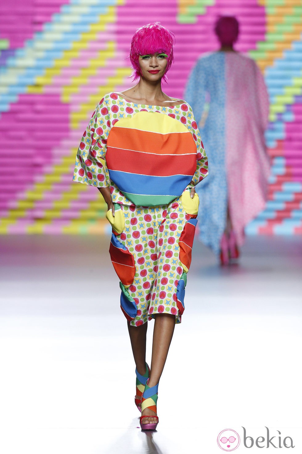 Vestido de arcoíris de Ágatha Ruiz de la Prada en Madrid Fashion Week primavera/verano 2015