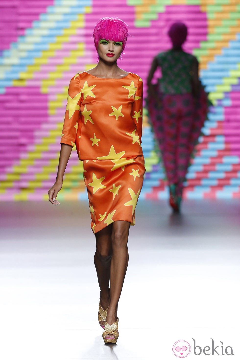 Vestido naranja con estrellas de Ágatha Ruiz de la Prada en Madrid Fashion Week primavera/verano 2015