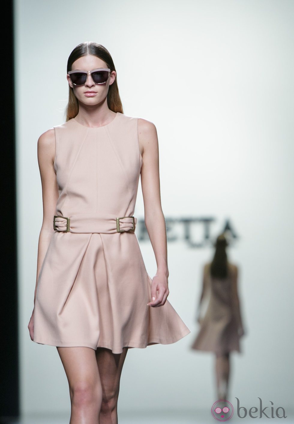 Vestido rosa maquillaje de Roberto Torretta en Madrid Fashion Week primavera/verano 2015