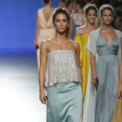 Falda azul con cuerpo gris de Duyos en Madrid Fashion Week primavera/verano 2015