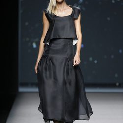 Falda y top negro de AA de Amaya Arzuaga primavera/verano 2015 en Madrid Fashion Week