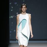 Vestido azul y blanco de AA de Amaya Arzuaga primavera/verano 2015 en Madrid Fashion Week