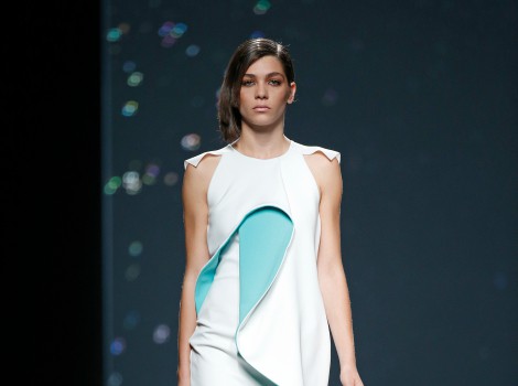 Vestido azul y blanco de AA de Amaya Arzuaga primavera/verano 2015 en Madrid Fashion Week