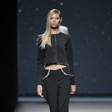 Pantalón y chaqueta negra de AA de Amaya Arzuaga primavera/verano 2015 en Madrid Fashion Week