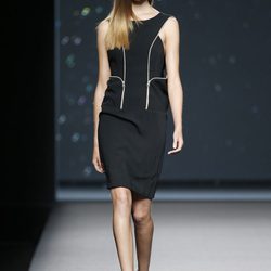 Vestido negro corto de AA de Amaya Arzuaga primavera/verano 2015 en Madrid Fashion Week