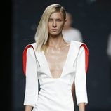Vestido blanco y rojo de AA de Amaya Arzuaga primavera/verano 2015 en Madrid Fashion Week