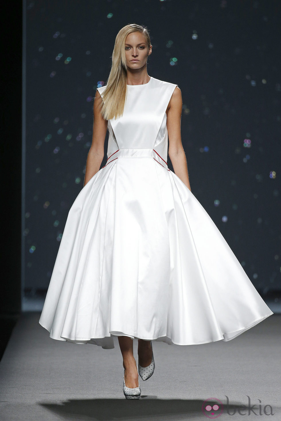 Vestido blanco con vuelo de AA de Amaya Arzuaga primavera/verano 2015 en Madrid Fashion Week