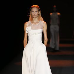 Vestido blanco de Miguel Palacio primavera/verano 2015 en Madrid Fashion Week
