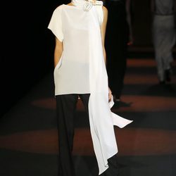 Blusa vaporosa con pantalón sastre negro de Miguel Palacio primavera/verano 2015 en Madrid Fashion Week