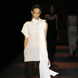 Blusa vaporosa con pantalón sastre negro de Miguel Palacio primavera/verano 2015 en Madrid Fashion Week
