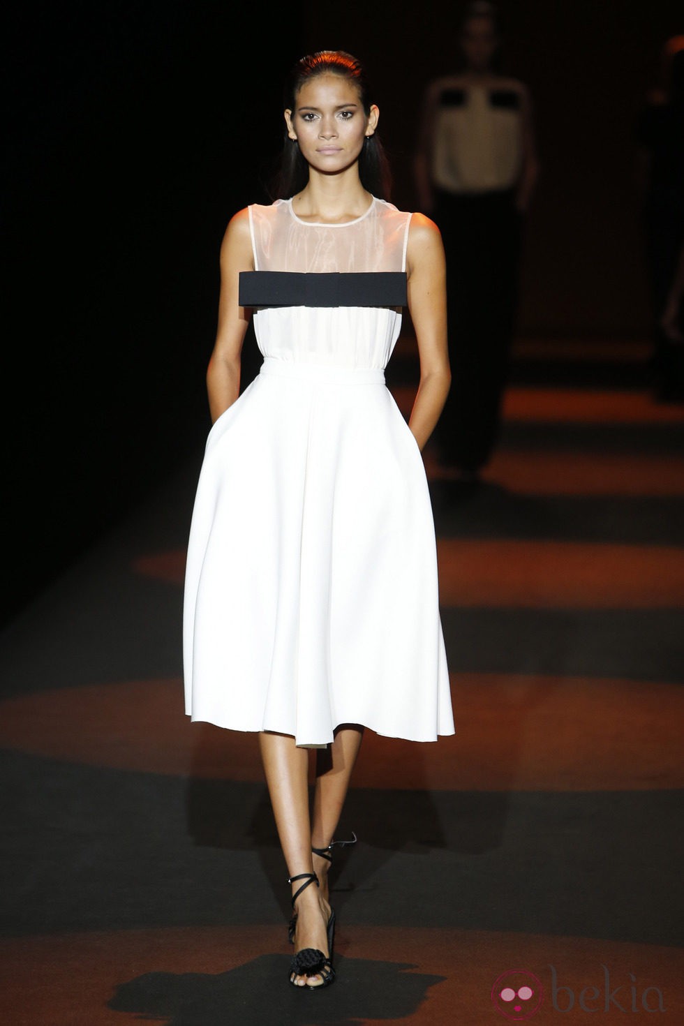 Vestido blanco con lazo negro de Miguel Palacio primavera/verano 2015 en Madrid Fashion Week