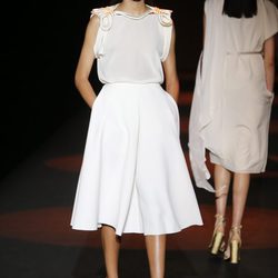 Falda y blusa blanca con pasamonerías dorados de Miguel Palacio primavera/verano 2015 en Madrid Fashion Week