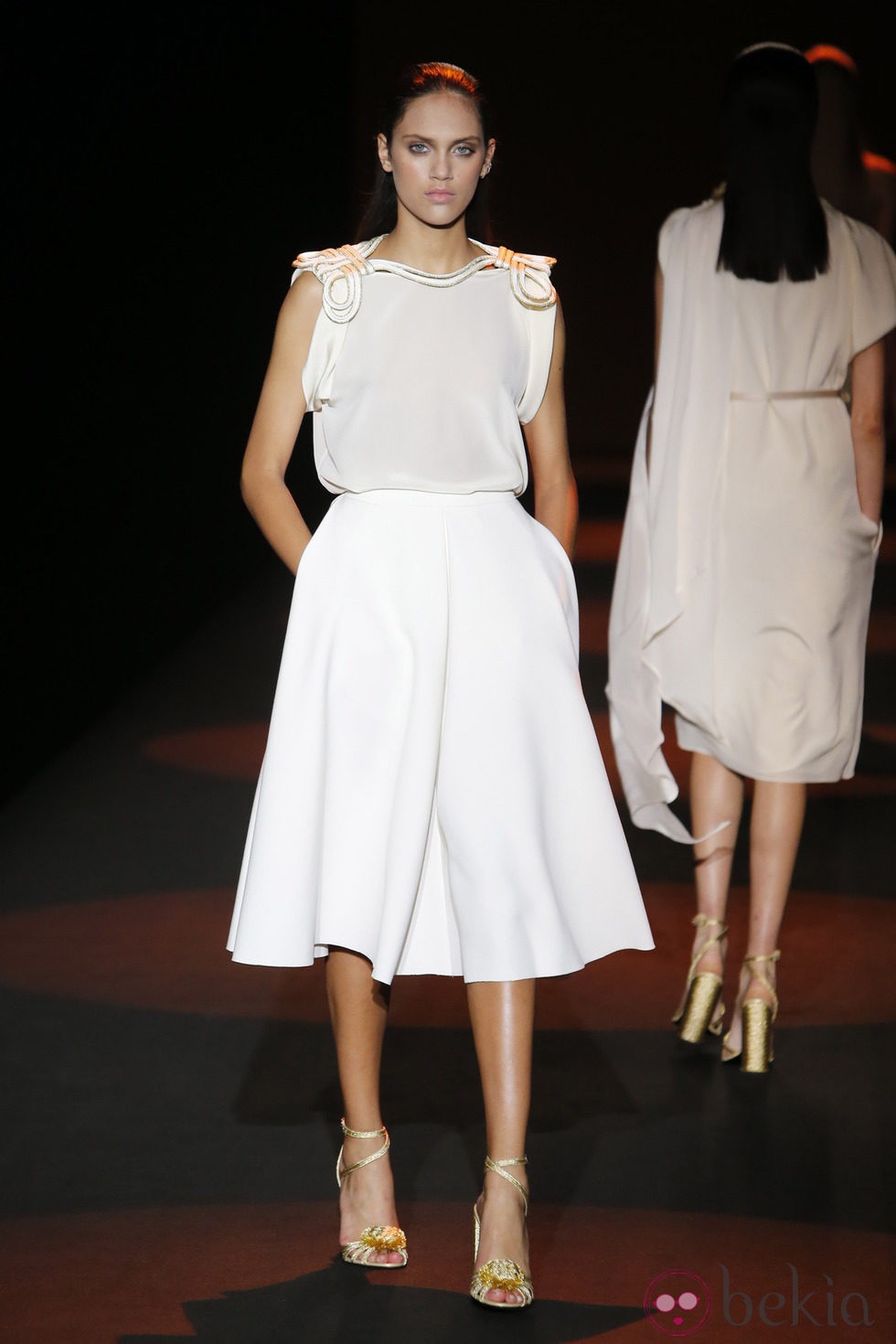 Falda y blusa blanca con pasamonerías dorados de Miguel Palacio primavera/verano 2015 en Madrid Fashion Week