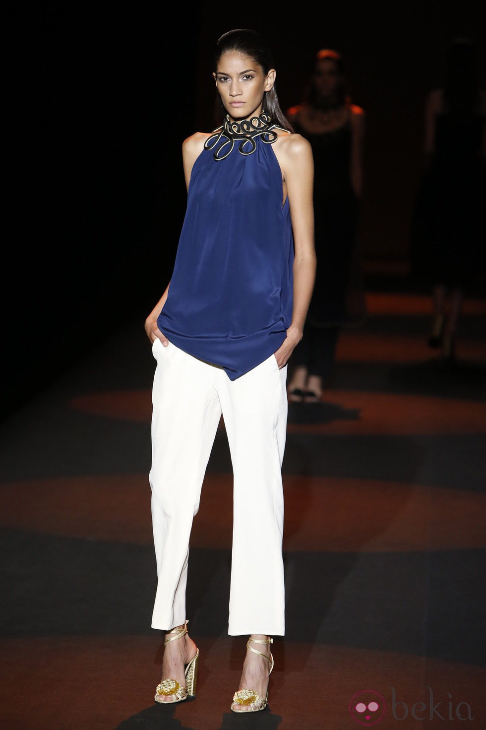 Blusa con pasamanerías doradas y capri blanco de Miguel Palacio primavera/verano 2015 en Madrid Fashion Week