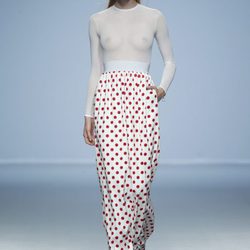 Falda alta blanco con círculos rojos de Davidelfin en Madrid Fashion Week primavera/verano 2015