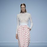Falda alta blanco con círculos rojos de Davidelfin en Madrid Fashion Week primavera/verano 2015