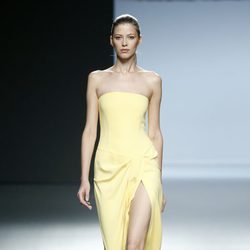 Vestido amarillo de Ángel Schlesser en Madrid Fashion Week primavera/verano 2015