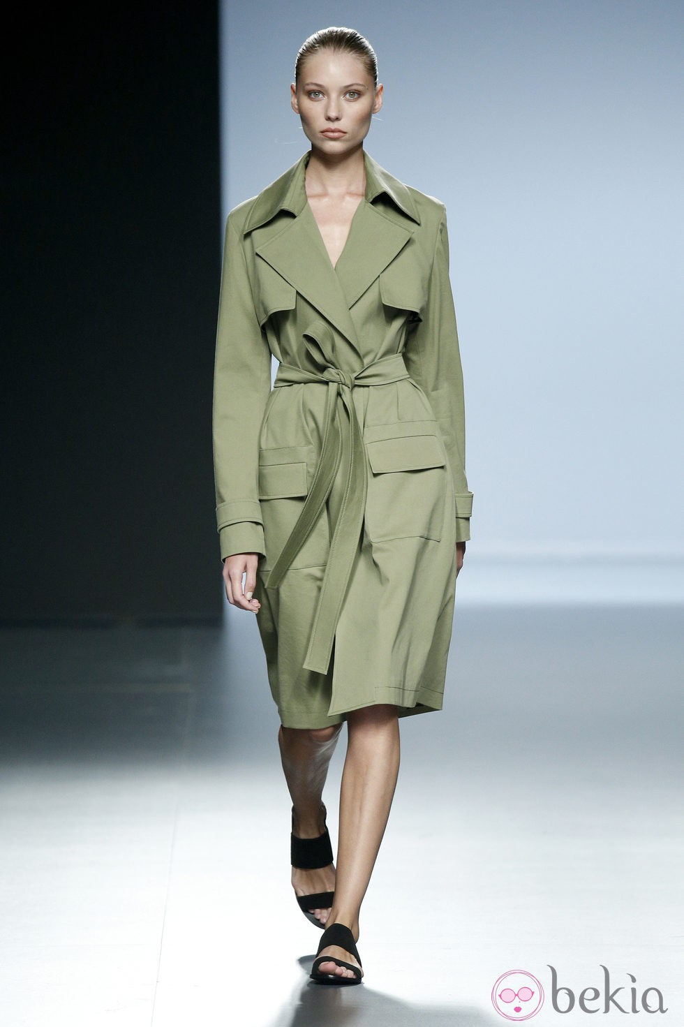 Gabardina verde militar de Ángel Schlesser en Madrid Fashion Week primavera/verano 2015