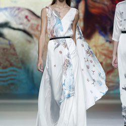Vestido blanco con volumen de Ion Fiz en Madrid Fashion Week primavera/verano 2015