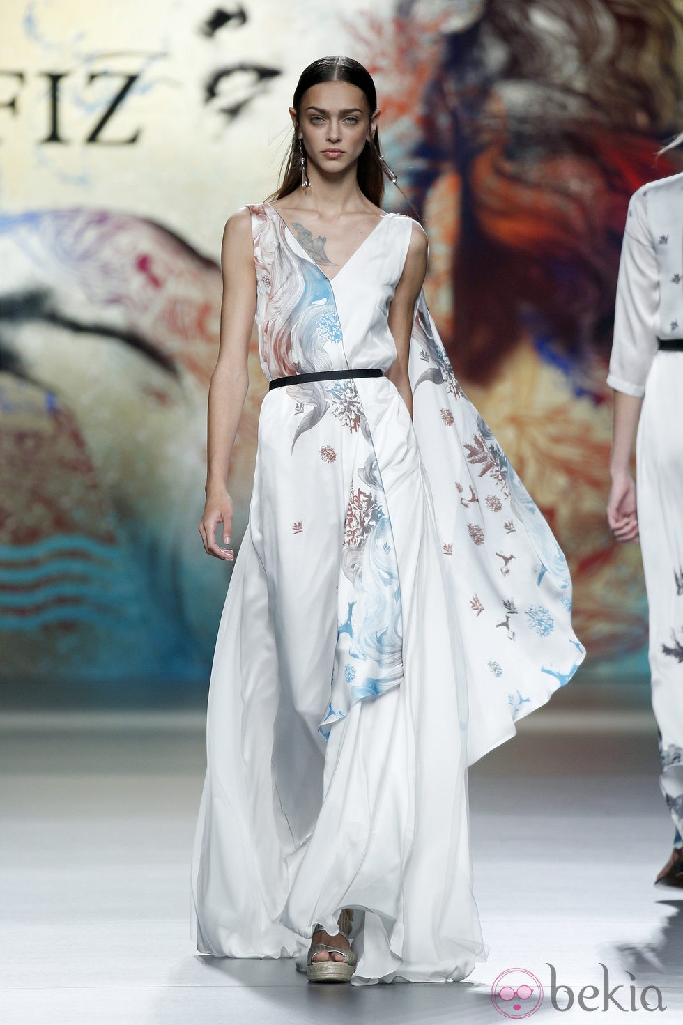 Vestido blanco con volumen de Ion Fiz en Madrid Fashion Week primavera/verano 2015