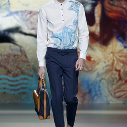 Pantalón azul con camisa blanca de Ion Fiz en Madrid Fashion Week primavera/verano 2015