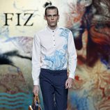 Pantalón azul con camisa blanca de Ion Fiz en Madrid Fashion Week primavera/verano 2015