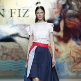 Falda de vuelo con camisa blanca de Ion Fiz en Madrid Fashion Week primavera/verano 2015
