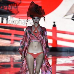 Conjunto de baño rojo de Andrés Sardá en Madrid Fashion Week primavera/verano 2015