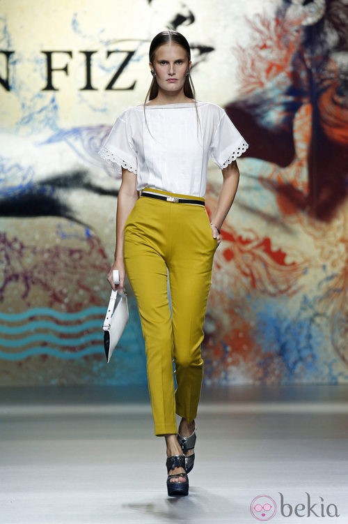 Pantalón color mostaza de Ion Fiz en Madrid Fashion Week primavera/verano 2015