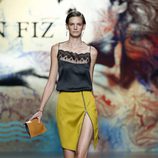 Falda mostazada con camiseta negra de Ion Fiz en Madrid Fashion Week primavera/verano 2015