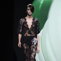 Vestido con encaje y transparencias de Alvarno primavera/verano 2015 en Madrid Fashion Week