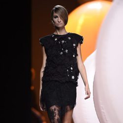 Vestido negro de Alvarno primavera/verano 2015 en Madrid Fashion Week