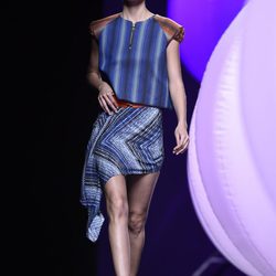 Conjunto de rayas azules de Alvarno primavera/verano 2015 en Madrid Fashion Week