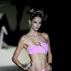 Bikini rosa de Dolores Cortés en Madrid Fashion Week para primavera/verano 2015