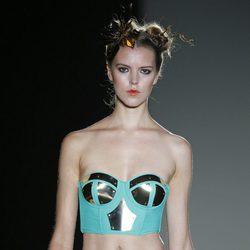 Bikini con aplicaciones metálicas de Dolores Cortés en Madrid Fashion Week para primavera/verano 2015
