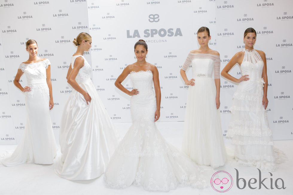 Hiba Abouk junto al elenco de modelos presentando la colección 2015 de La Sposa