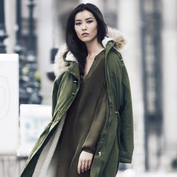 Vestido lencero y trench verde militar de H&M para otoño/invierno 2014