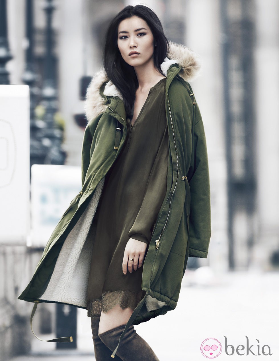 Vestido lencero y trench verde militar de H&M para otoño/invierno 2014