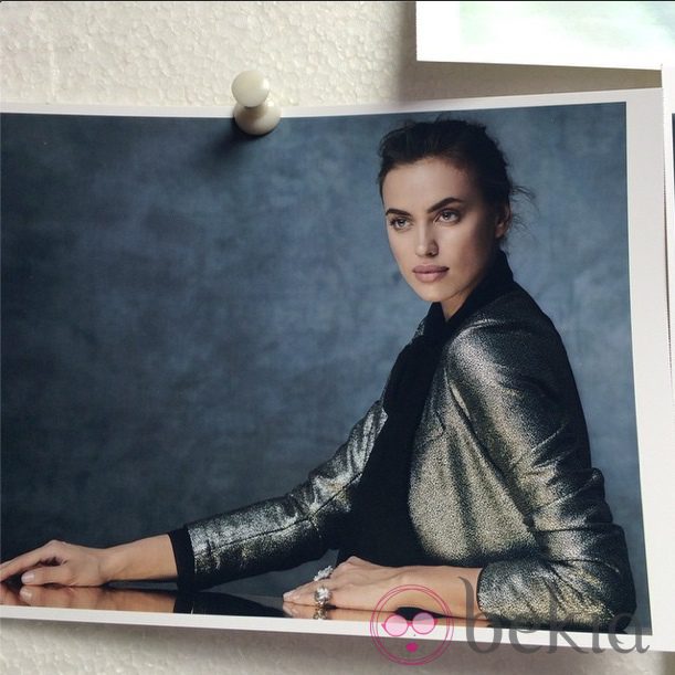 Irina Shayk con una blazer metalizada de Suiteblanco