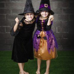 Dos disfraces de bruja para Halloween