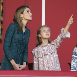 La Princesa Leonor y la Reina Letizia no se pierden ni un detalle del desfile de las Fuerzas Armadas