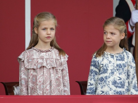 La Princesa Leonor y la Infanta Sofía lucen vestidos de Nanos en el Día de la Hispanidad