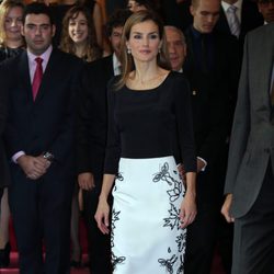 La Reina Letizia de Felipe Varela para recibir a los galardonados con los Príncipe de Asturias 2014