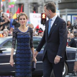 La Reina Letizia junto al Rey Felipe VI a su llegada a los Premios Príncipe de Asturias 2015
