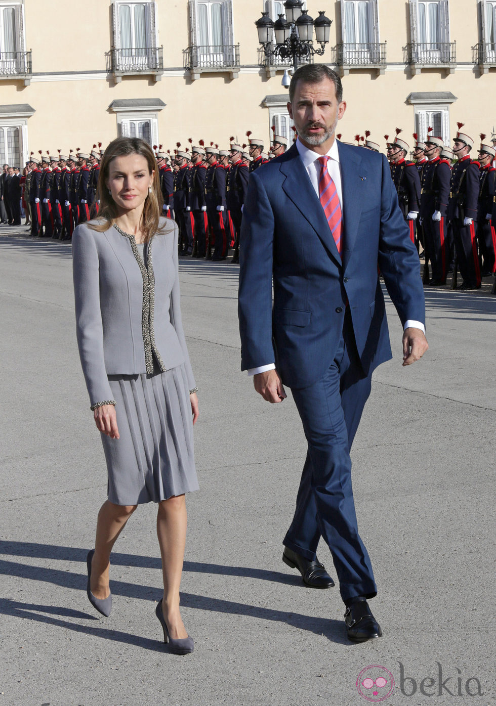 La Reina Letizia con un conjunto gris de Felipe Varela