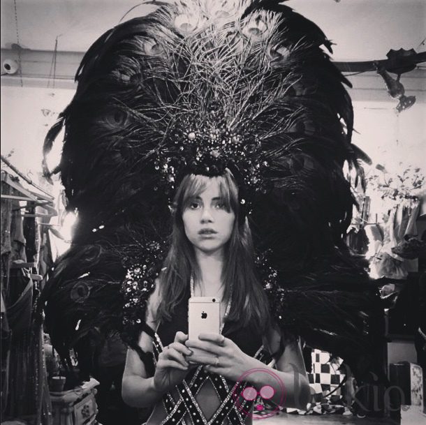 Suki Waterhouse posando con un diseño propio de un desfile de Victoria's Secret