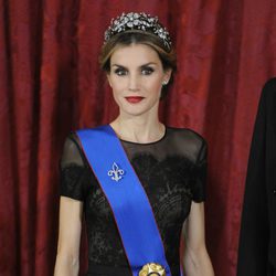 La Reina Letizia con un vestido con transparencias negras