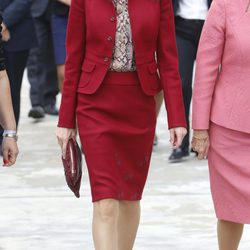La Reina Letizia con un traje carmín de Felipe Varela