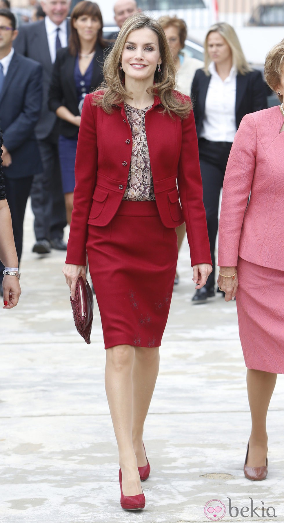 La Reina Letizia con un traje carmín de Felipe Varela