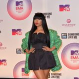 Nicki minaj luciendo un vestido negro y un abrigo en color verde en los MTV EMA 2014